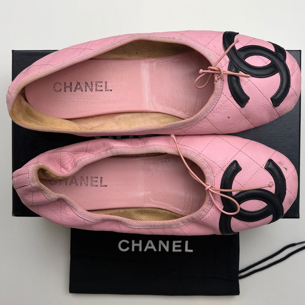 Vintage Authentic Chanel Cambon Ballet Flats~ in Pink/Black Quilted Leather - Picture 4 of 16